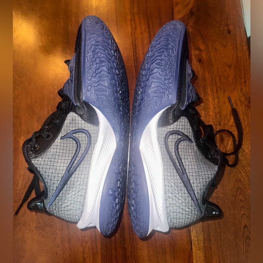 Nike Kyrie Bball Vball 
Black+Blue
7.5 W
wore a few times, never wore outside